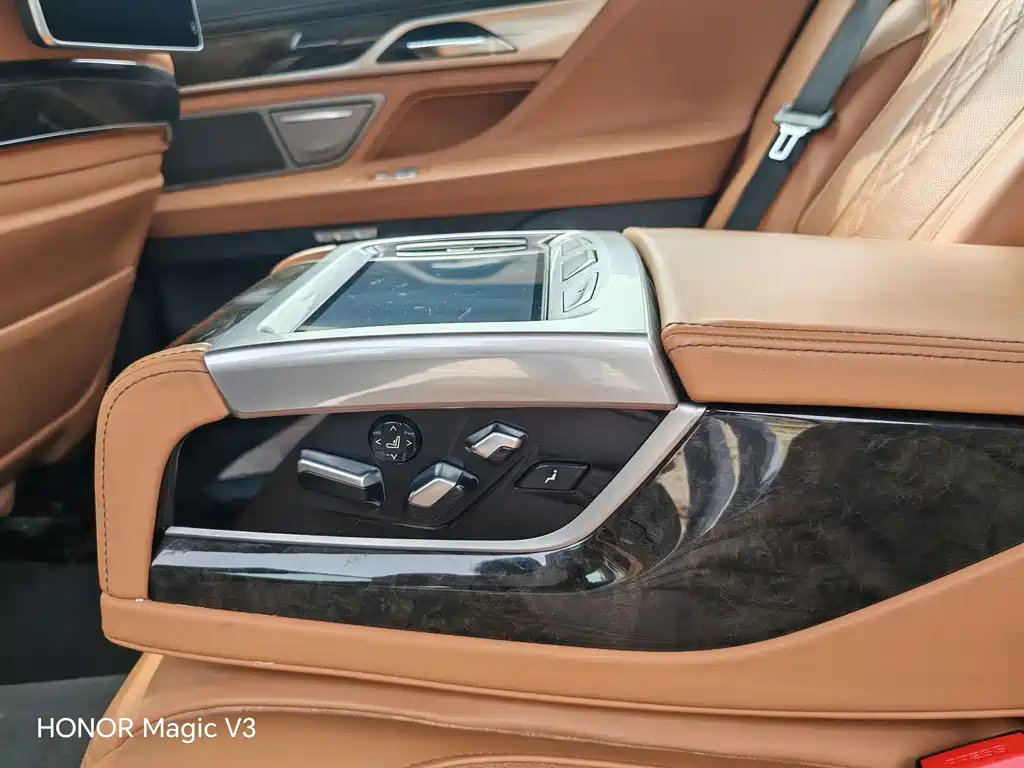 BMW 7 Series 2017 — фото 18