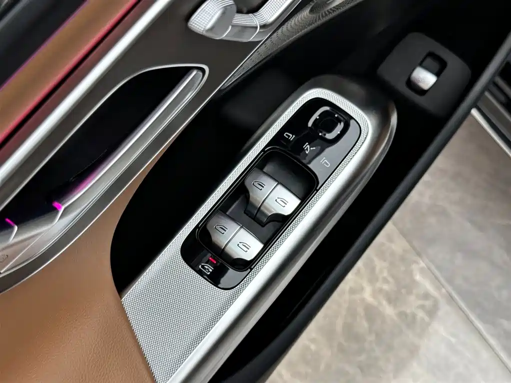 Mercedes-Benz E-Class 2025 — фото 16