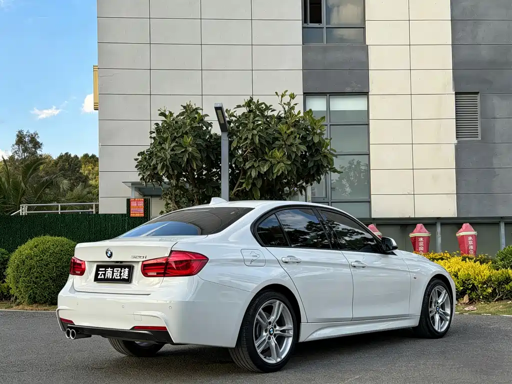 BMW 3 Series 2018 — фото 31