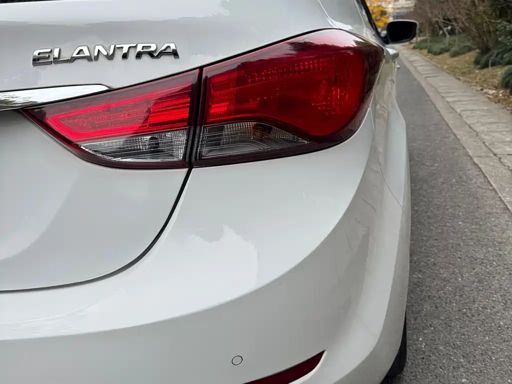 Hyundai Elantra 2017 — фото 10
