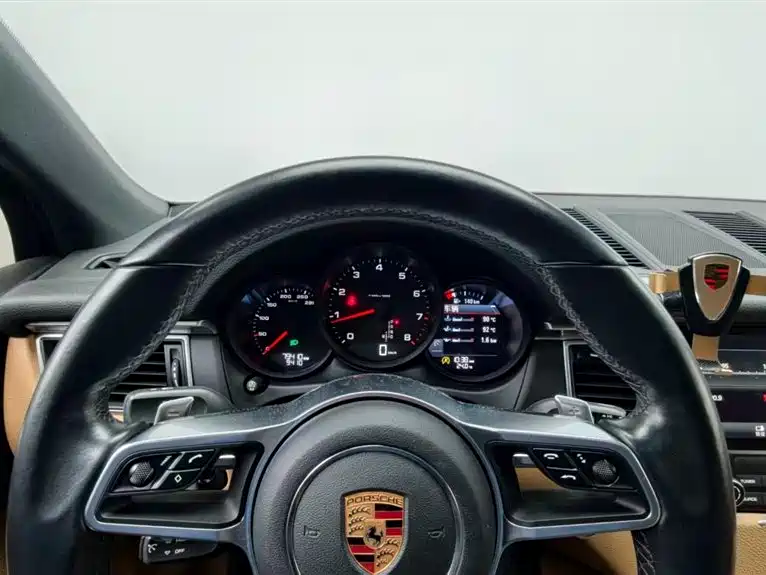 Porsche Macan 2017 — фото 11