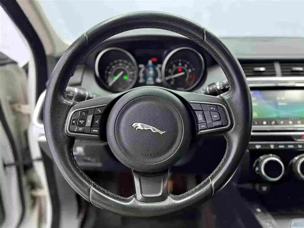 Jaguar E-PACE 2020 — фото 12