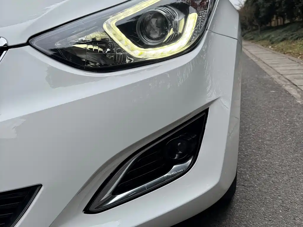 Hyundai Elantra 2017 — фото 9