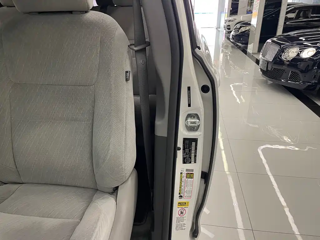 Toyota Sienna 2016 — фото 27