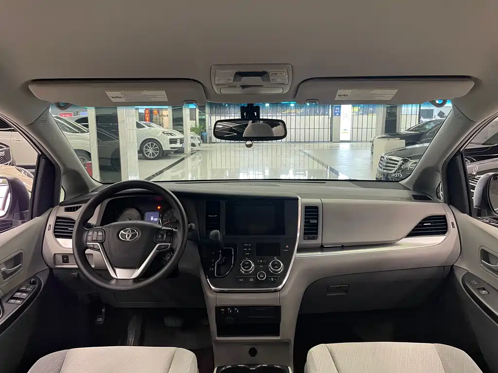 Toyota Sienna 2016 — фото 12