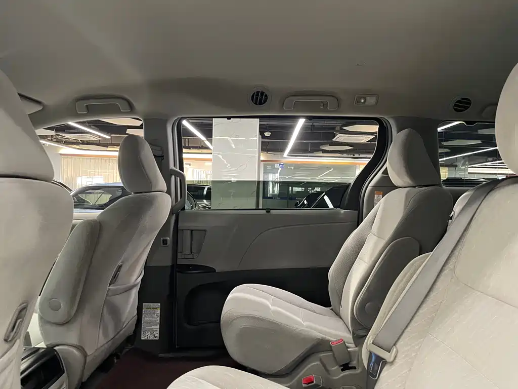 Toyota Sienna 2016 — фото 33