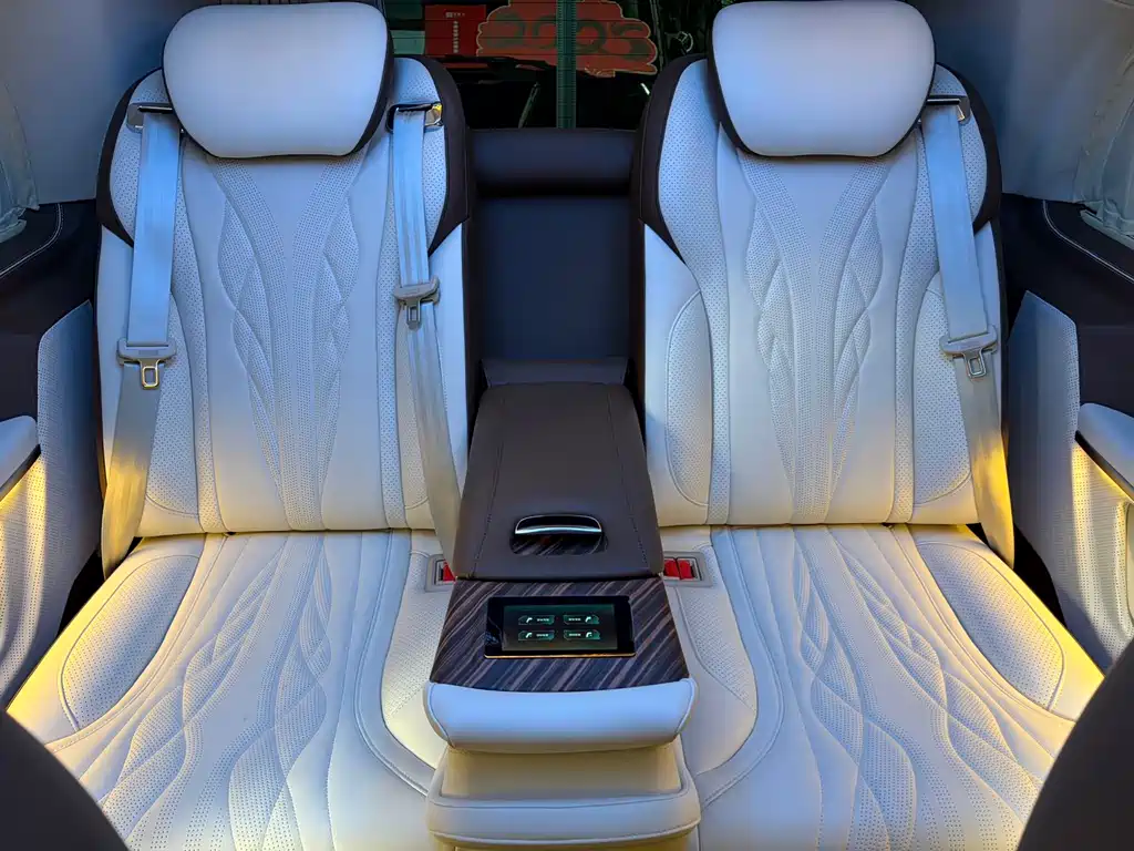Mercedes-Benz V-Class 2024 — фото 19