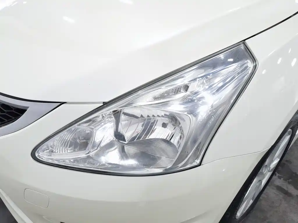 Nissan Tiida 2015