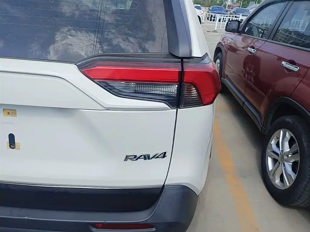Toyota RAV4 2020 — фото 8