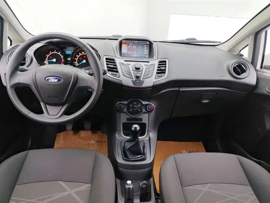 Ford Fiesta 2015 — фото 12