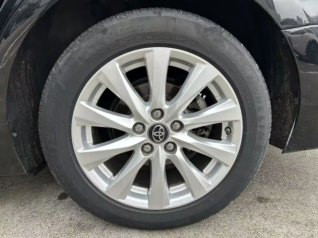 Toyota Camry 2018 — фото 19