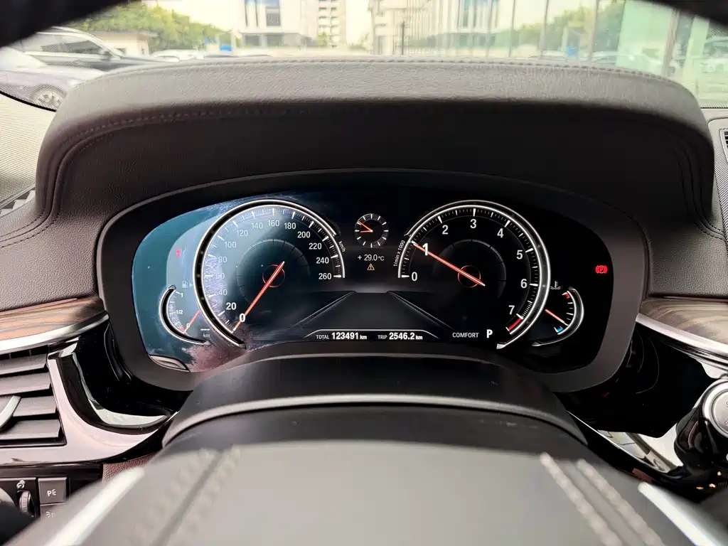 BMW 5 Series 2018 — фото 10