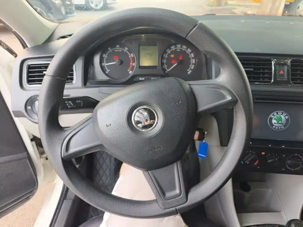 Skoda Rapid 2015 — фото 11