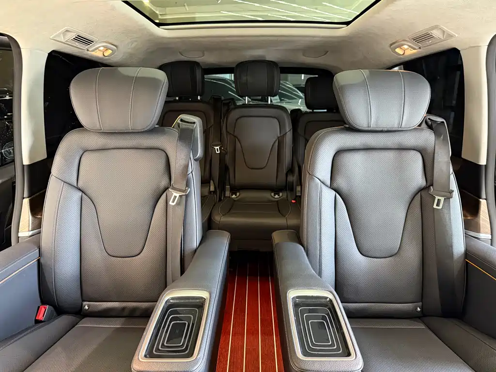 Mercedes-Benz V-Class 2021 — фото 17