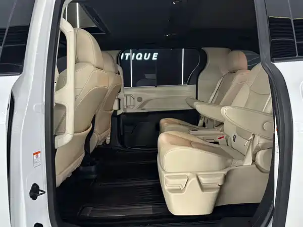 Toyota Granvia 2023