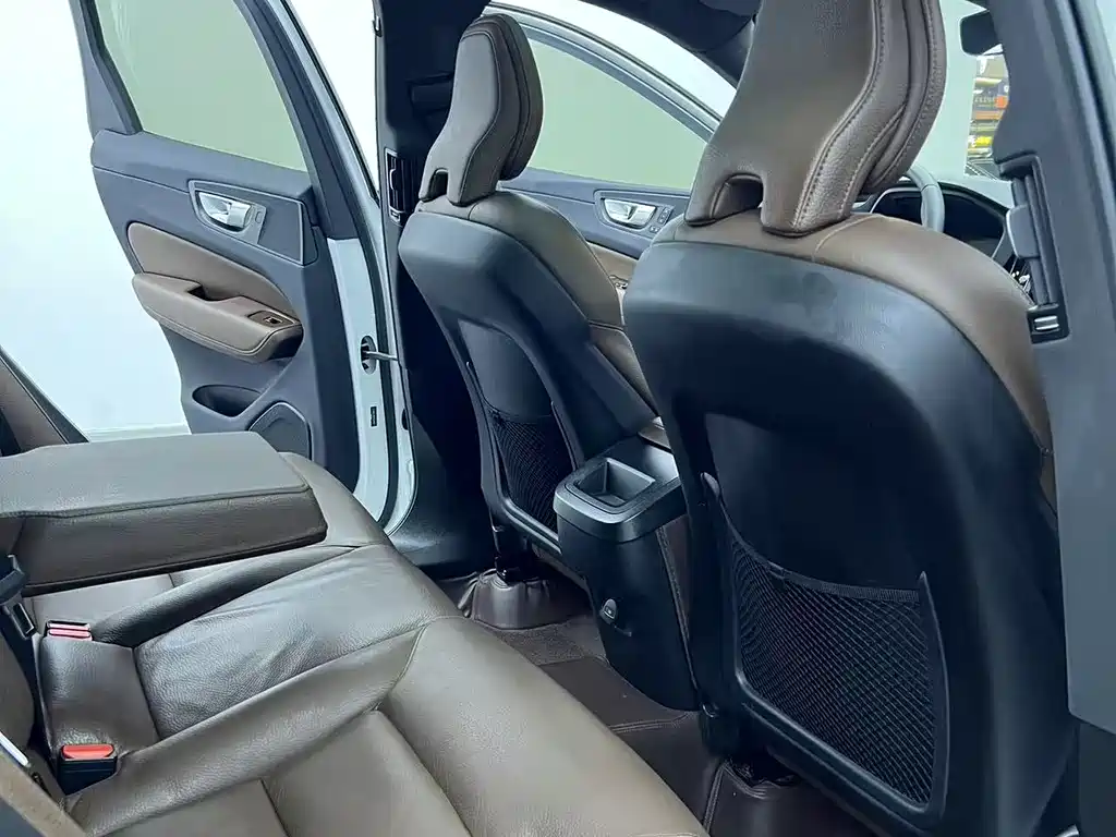 Volvo XC60 2023 — фото 14
