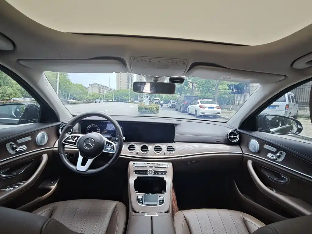 Mercedes-Benz E-Class 2019 — фото 12