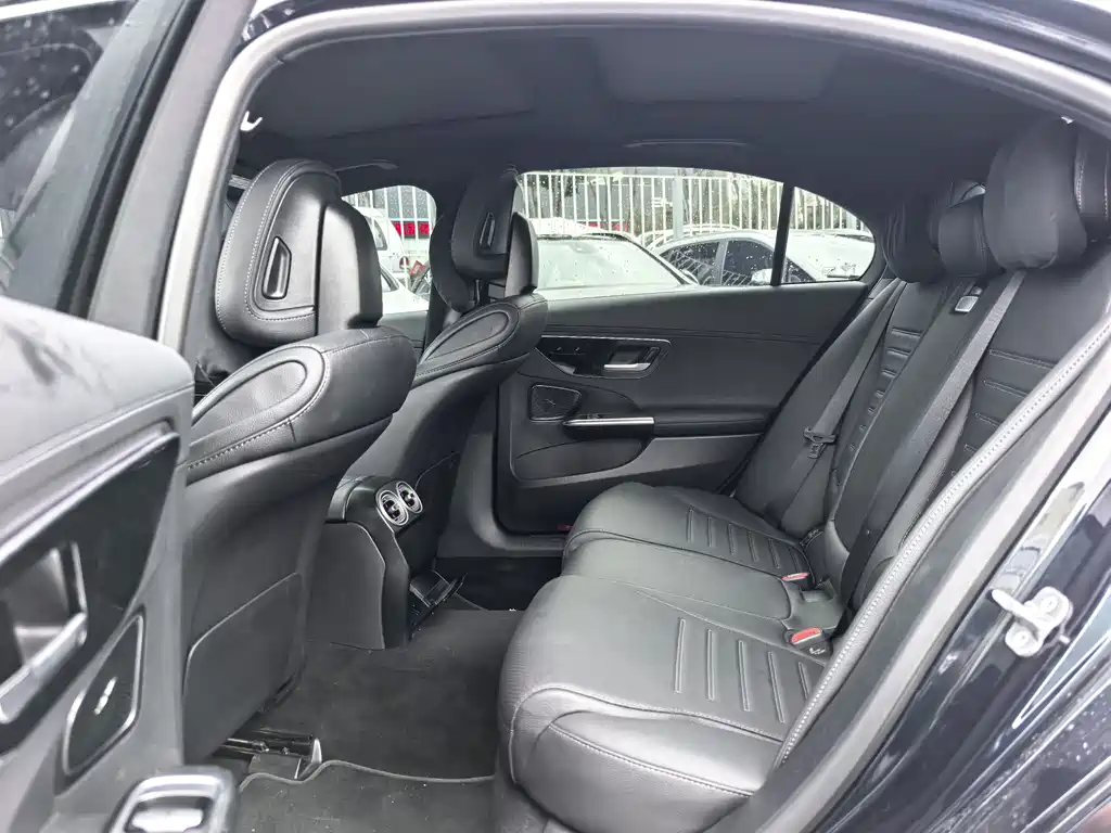 Mercedes-Benz C-Class 2025 — фото 10