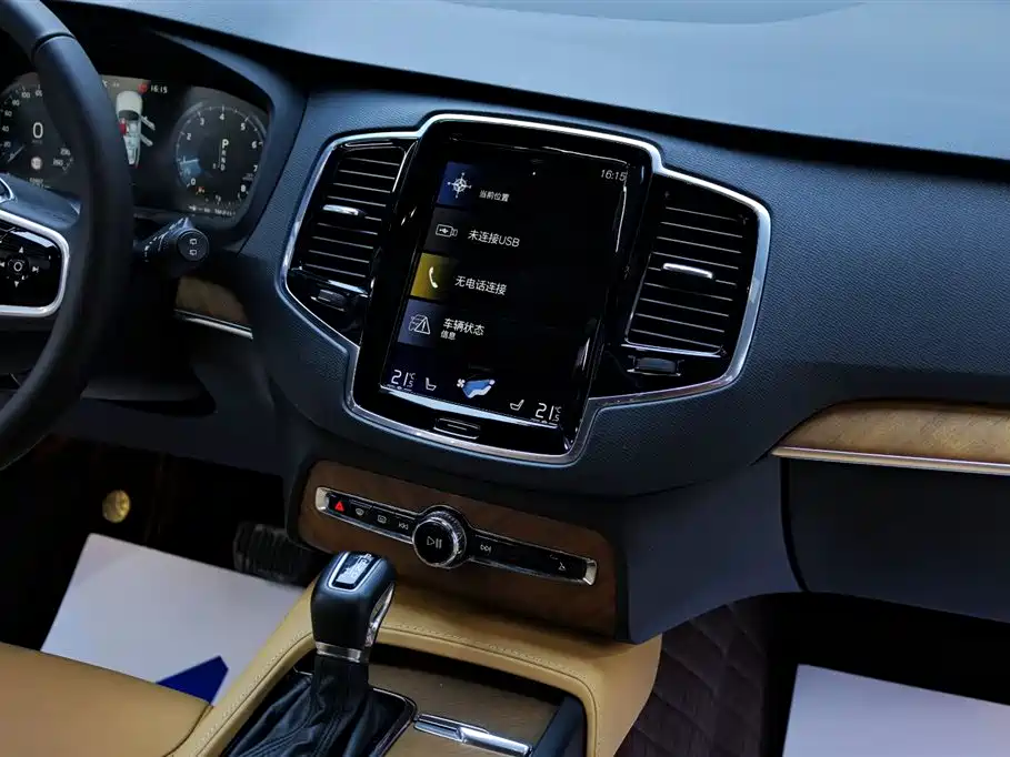 Volvo XC90 2018 — фото 20