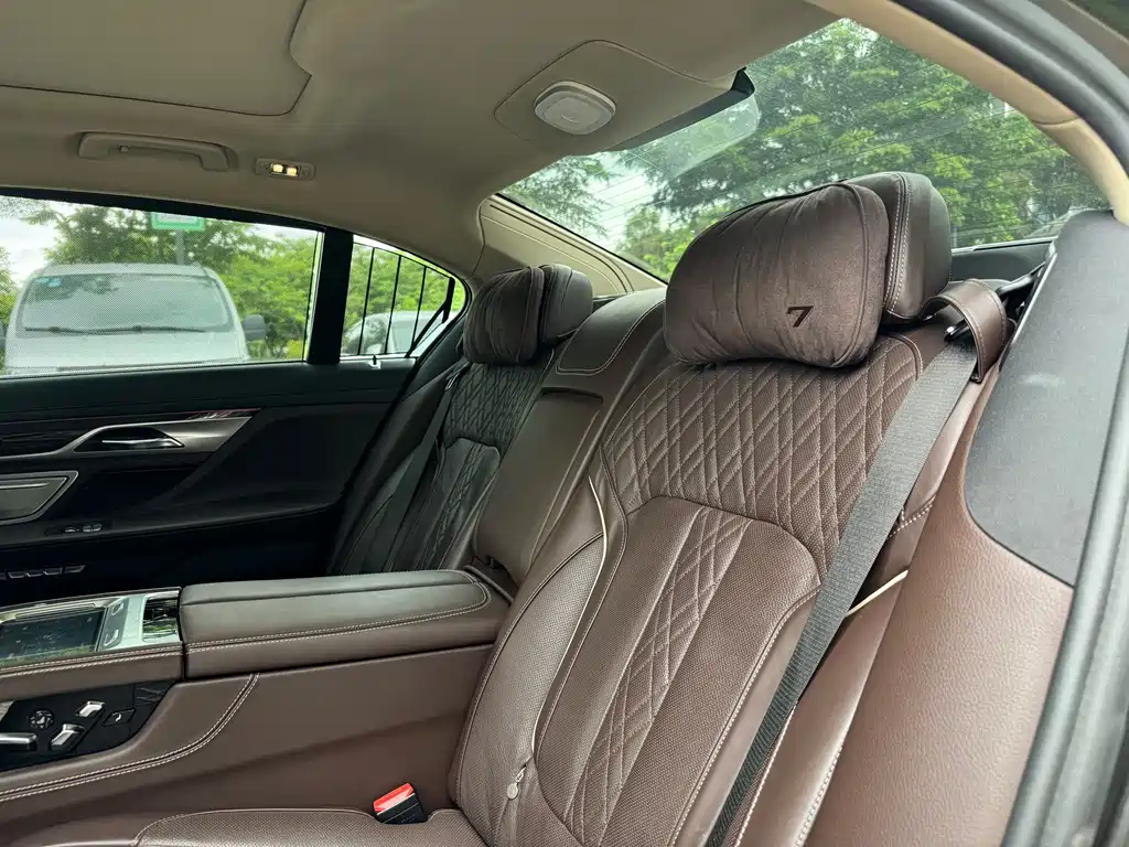 BMW 7 Series 2017 — фото 20
