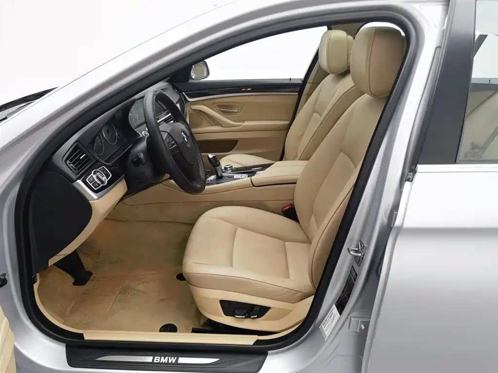 BMW 5 Series 2011 — фото 10