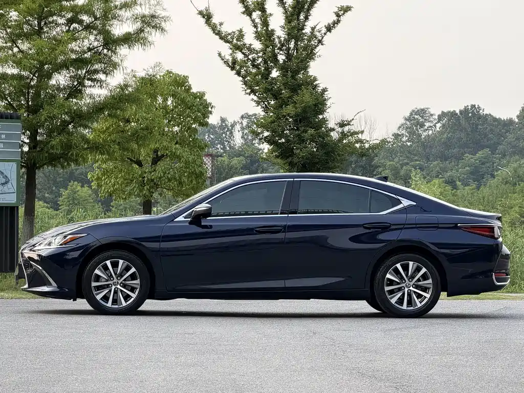 Lexus ES 2021 — фото 17