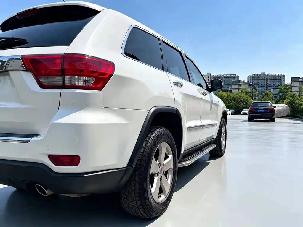Jeep Grand Cherokee 2012 — фото 8