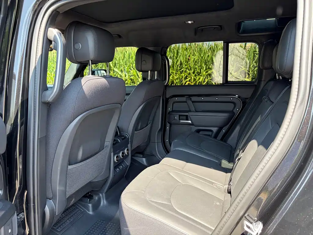 Land Rover Defender 2024 — фото 10