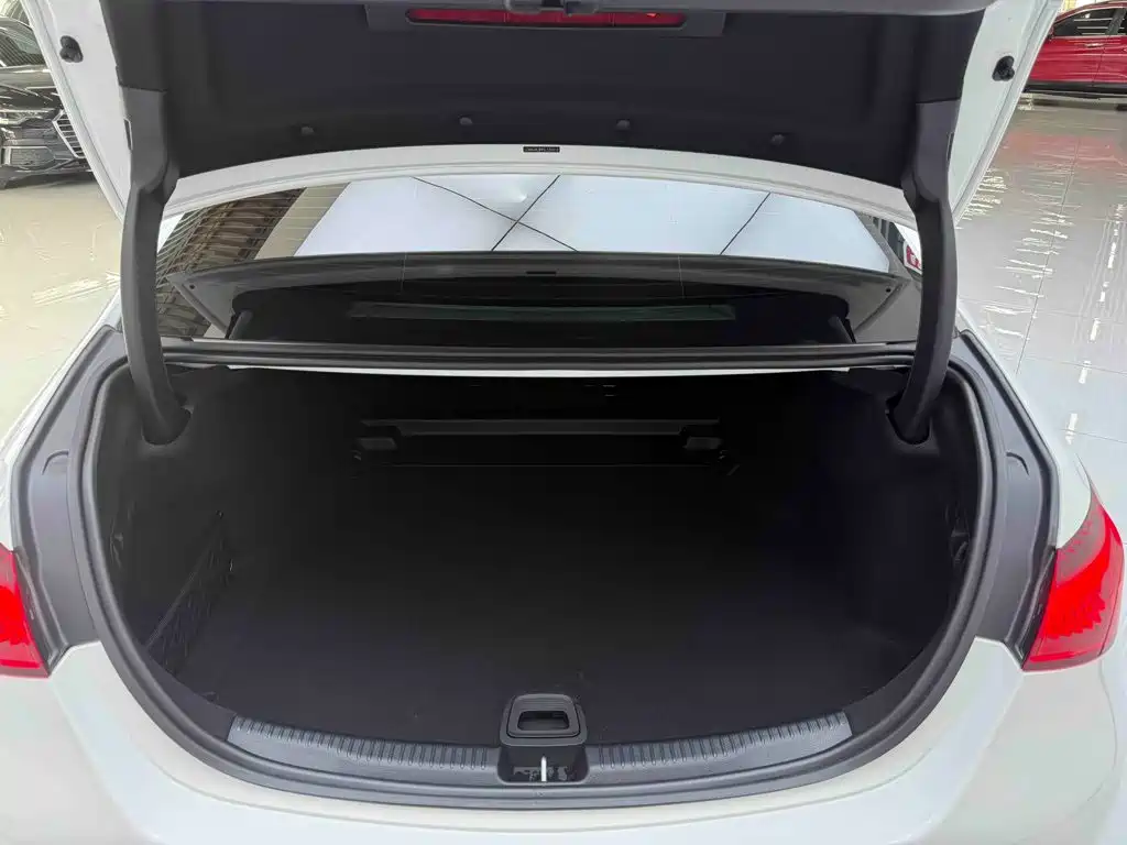 Mercedes-Benz C-Class 2025 — фото 16