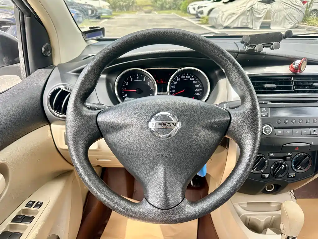 Nissan Livina 2018 — фото 13