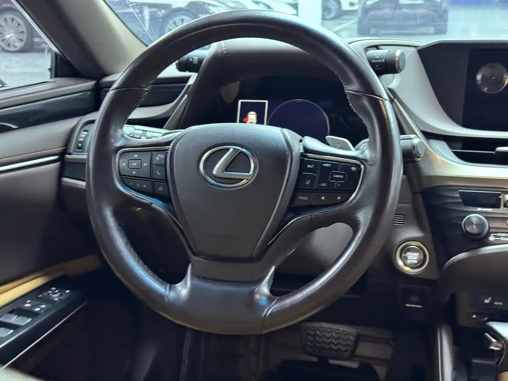 Lexus ES 2018 — фото 12