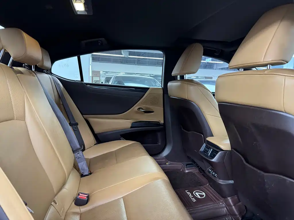 Lexus ES 2018 — фото 13