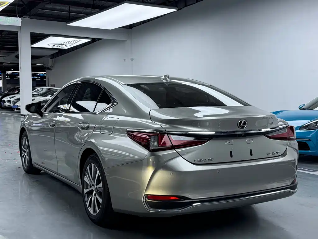 Lexus ES 2018 — фото 21