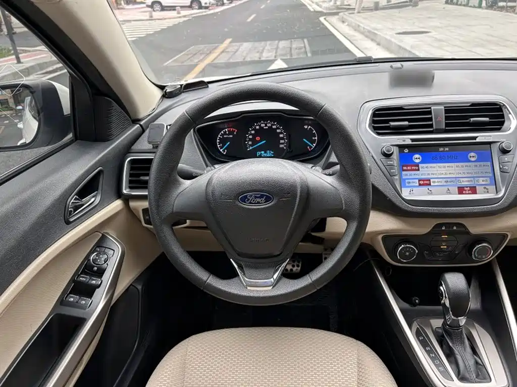 Ford Escort 2017 — фото 16