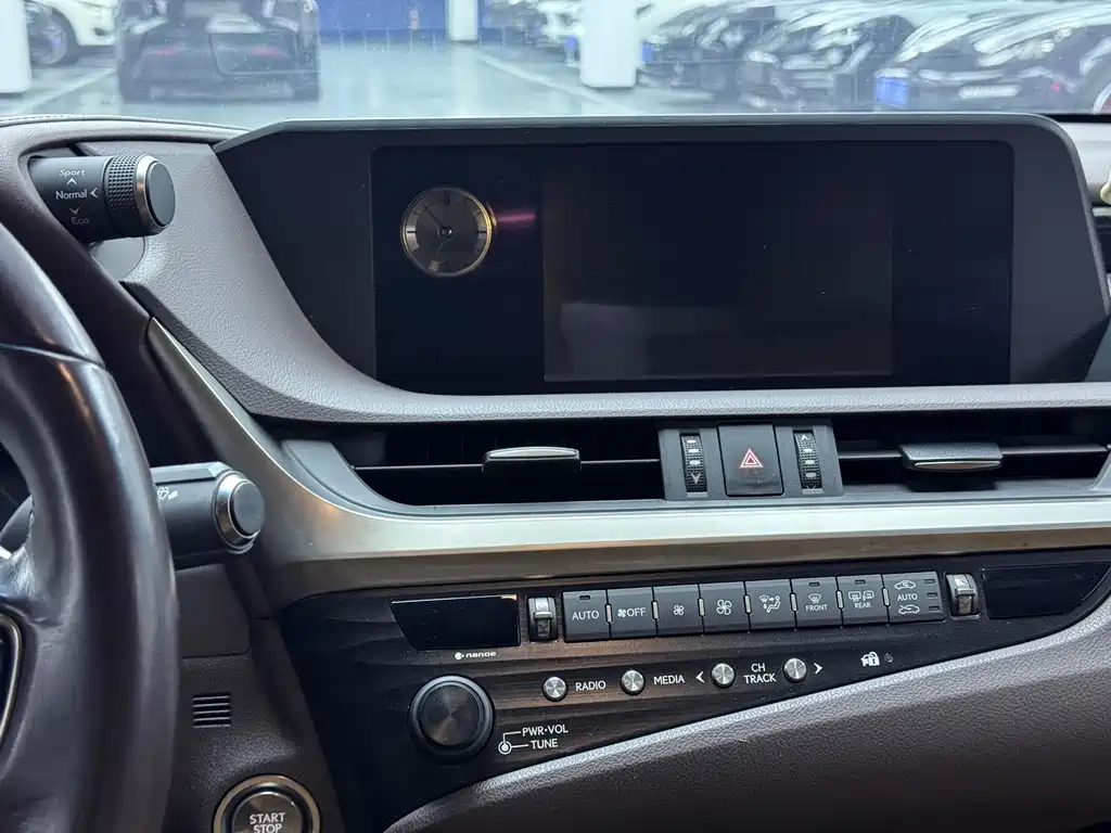 Lexus ES 2018 — фото 10