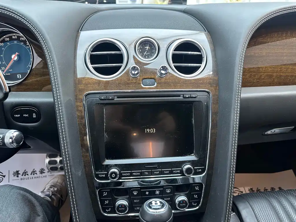 Bentley Continental 2018 — фото 18