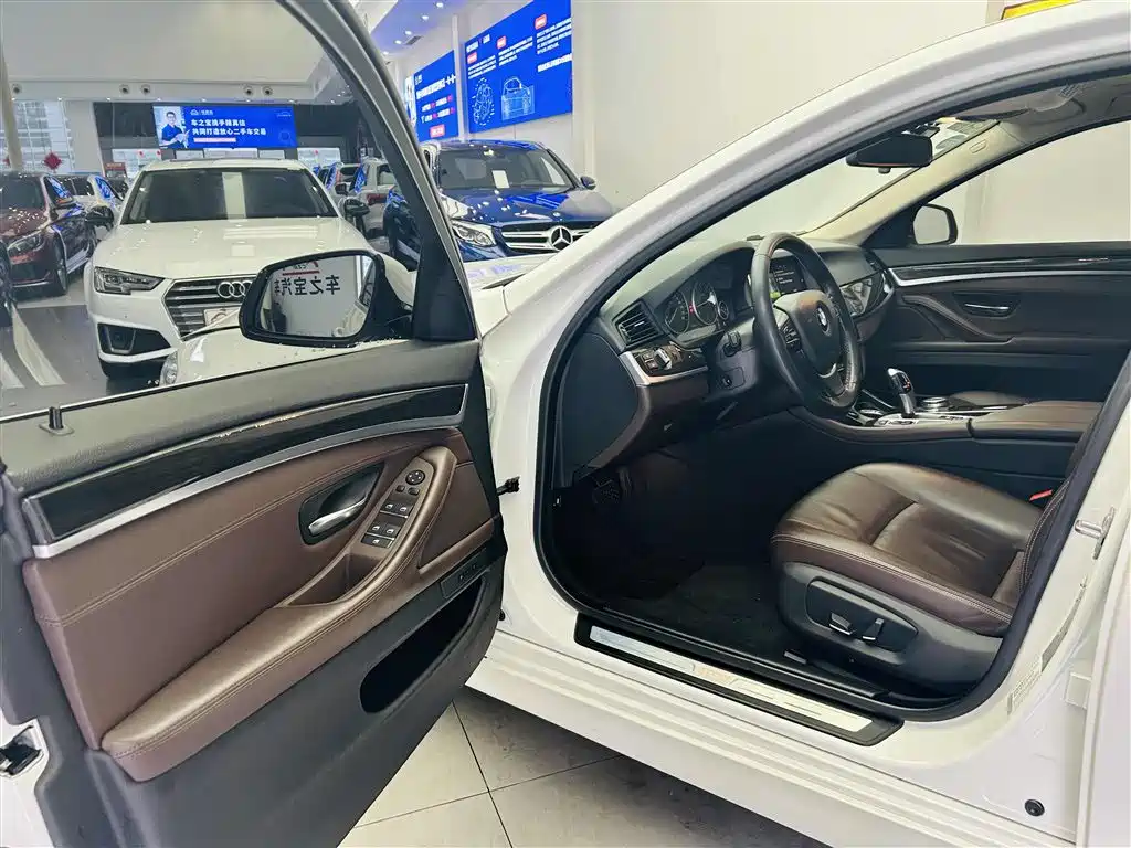 BMW 5 Series 2015 — фото 20