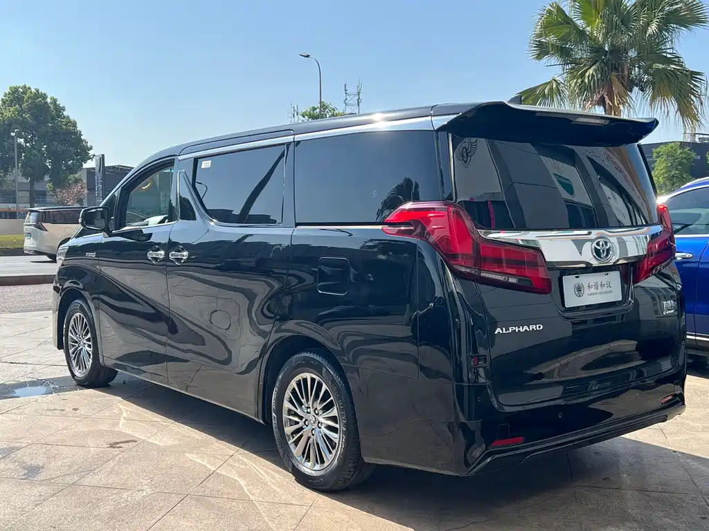 Toyota Alphard 2022 — фото 14