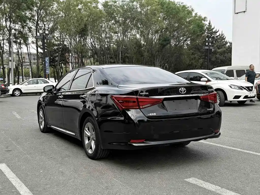 Toyota Crown 2017 — фото 9