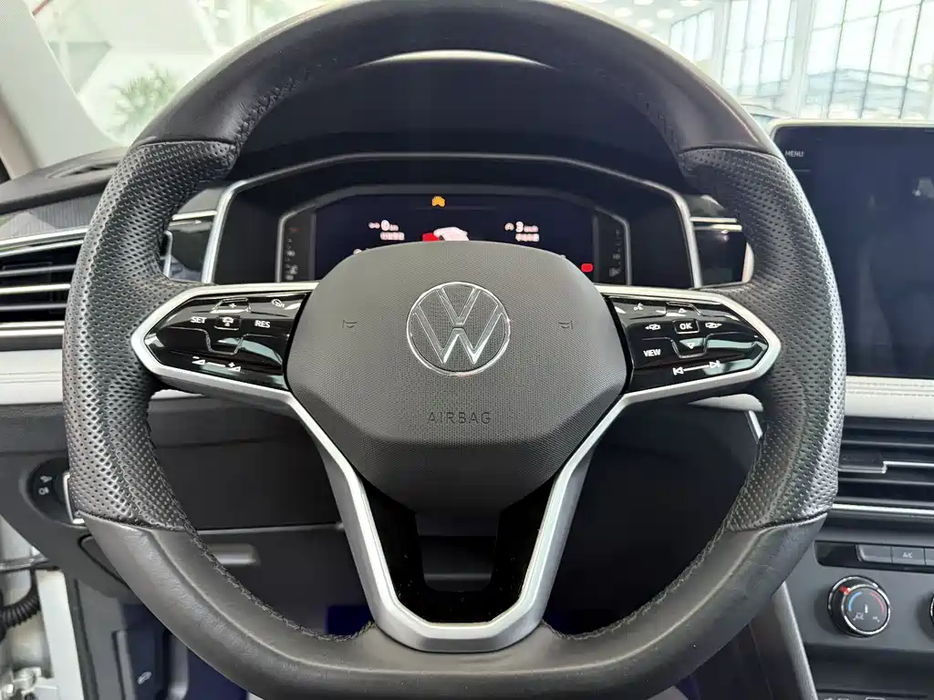 Volkswagen Tiguan L 2023 — фото 10