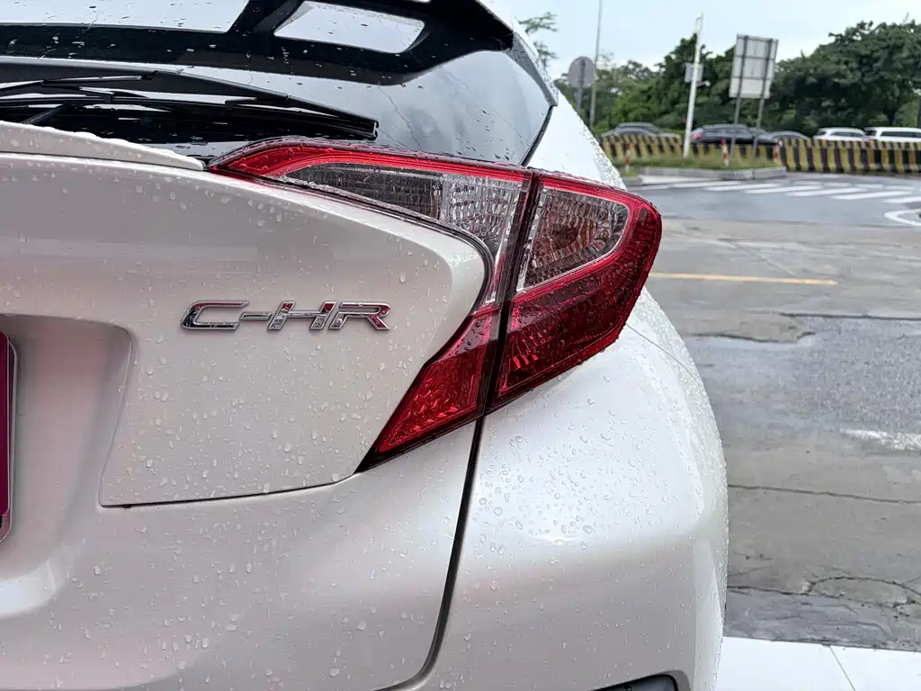 Toyota C-HR 2019 — фото 11
