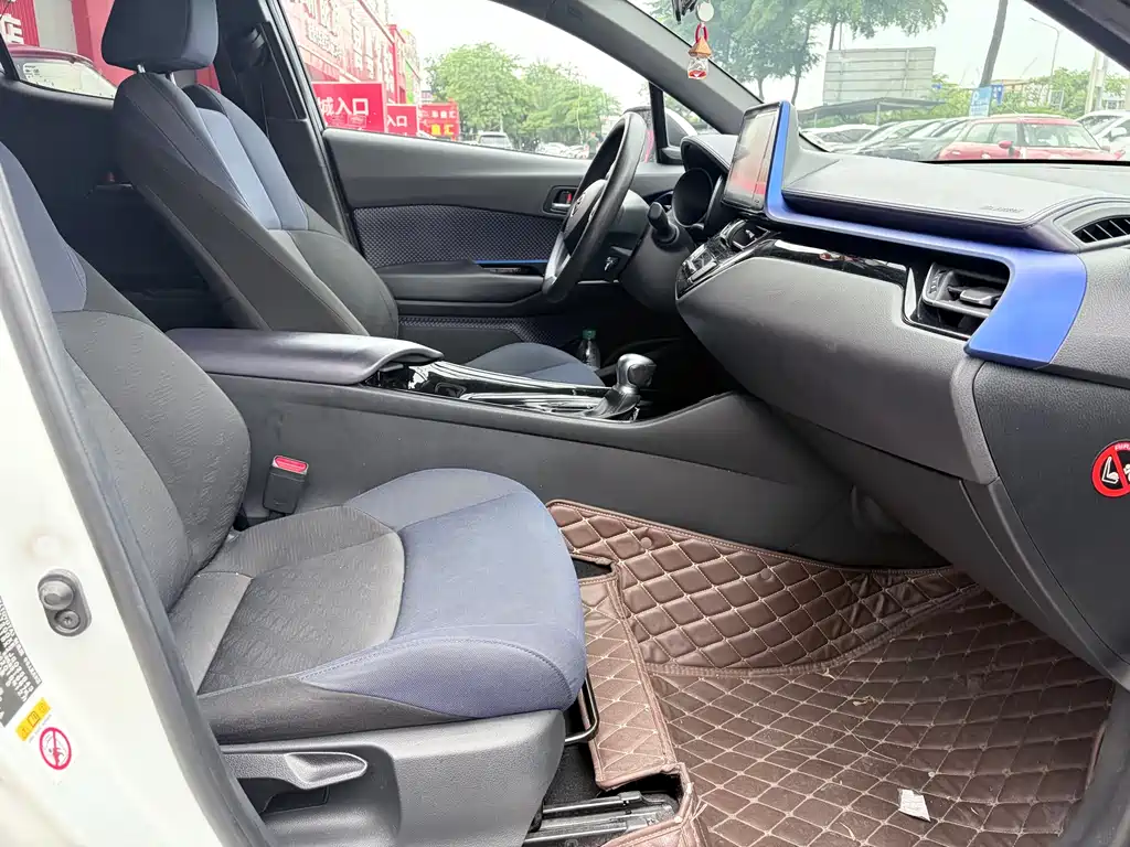 Toyota C-HR 2019 — фото 15