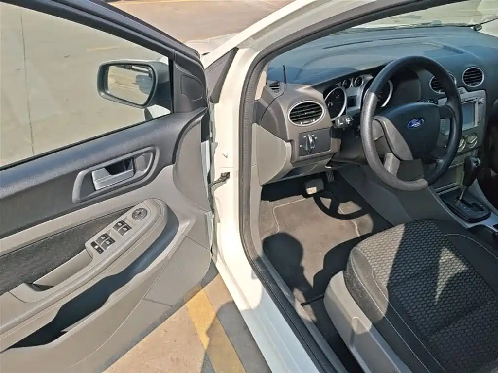 Ford Focus 2014 — фото 16