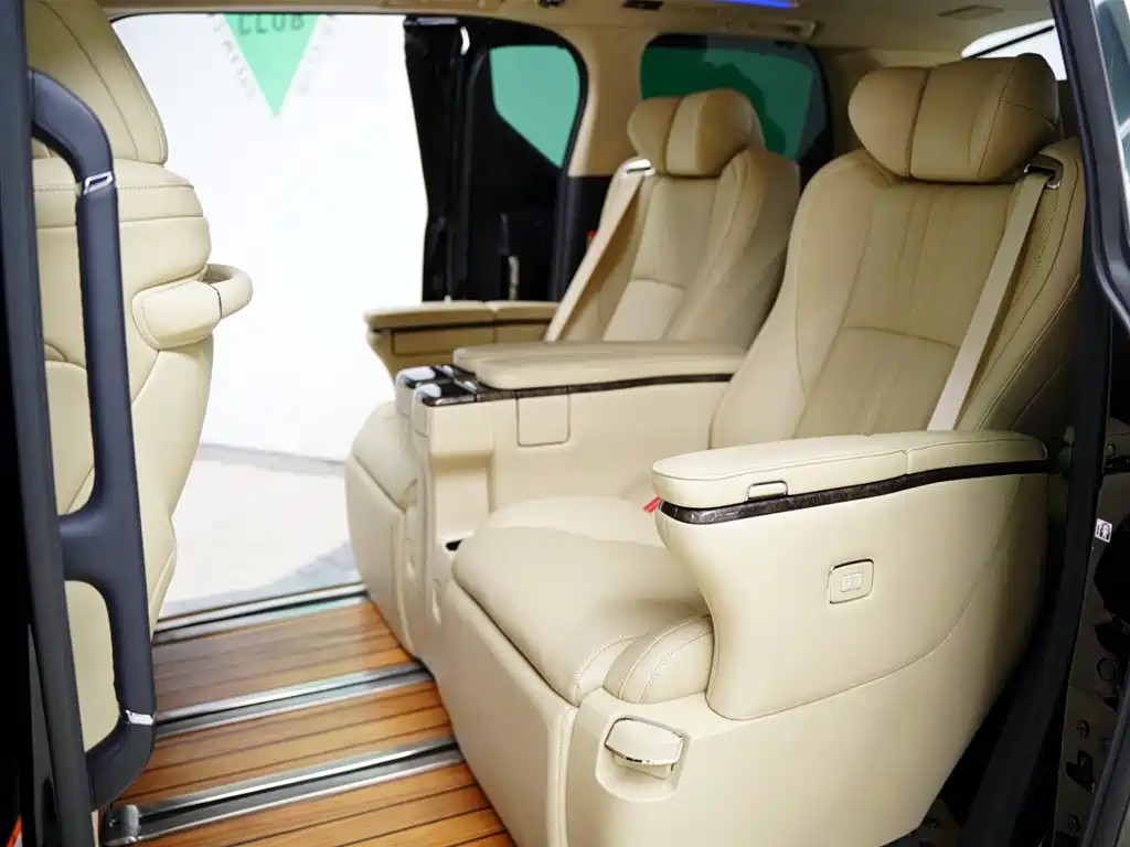 Toyota Alphard 2023 — фото 37