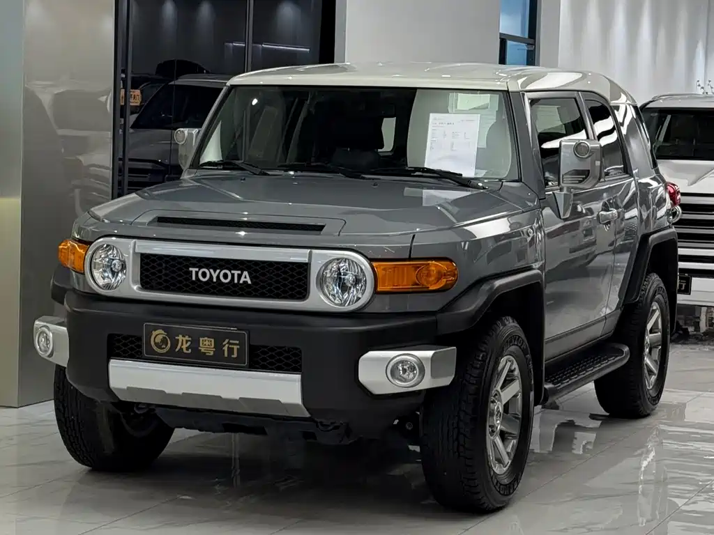 Toyota FJ Cruiser — фото 1