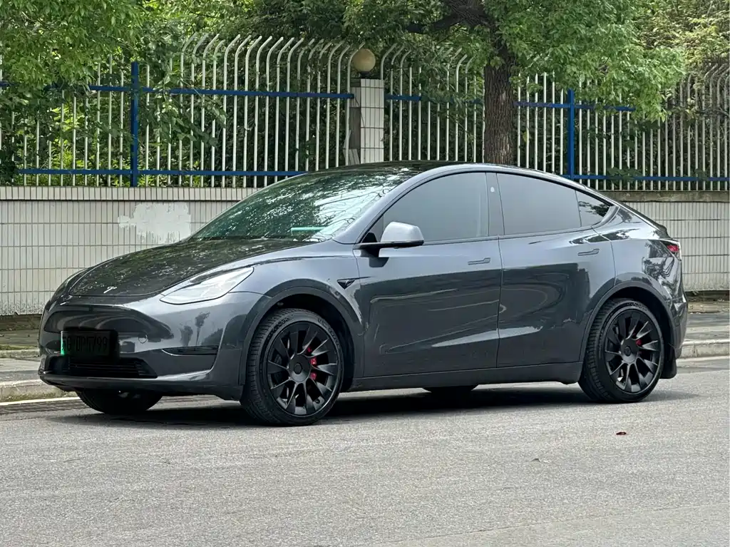 Tesla Model Y 2024