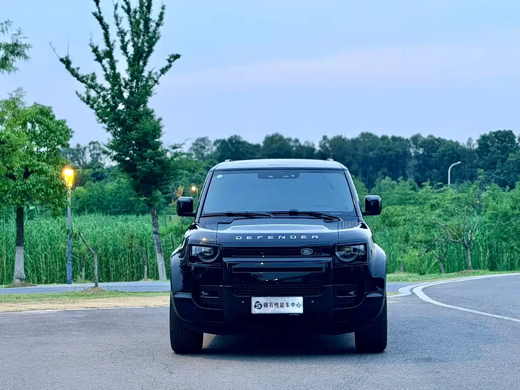 Land Rover Defender 2025