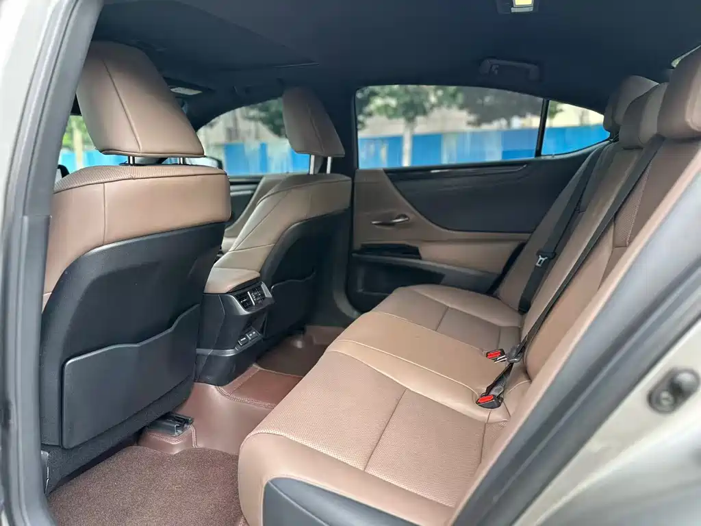 Lexus ES 2022