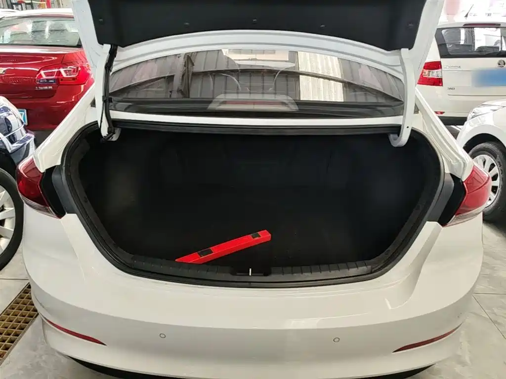 Hyundai Elantra 2018 — фото 19