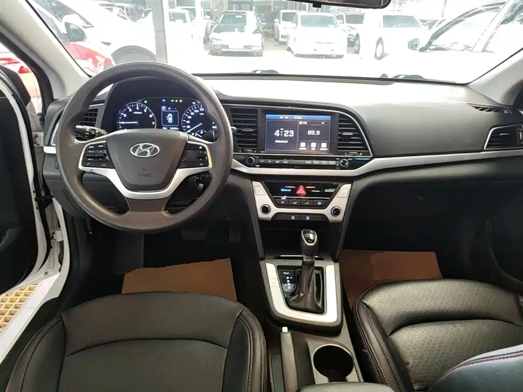 Hyundai Elantra 2018 — фото 10